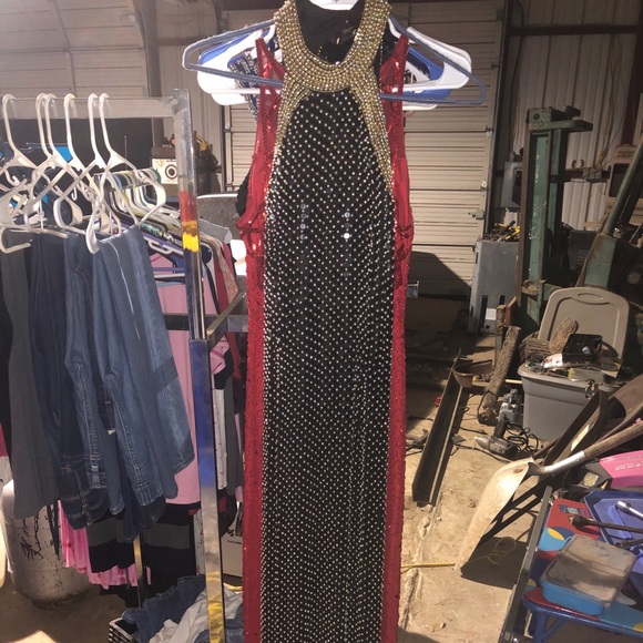 Long straight sequined prom dresses - Picture 2 of 8